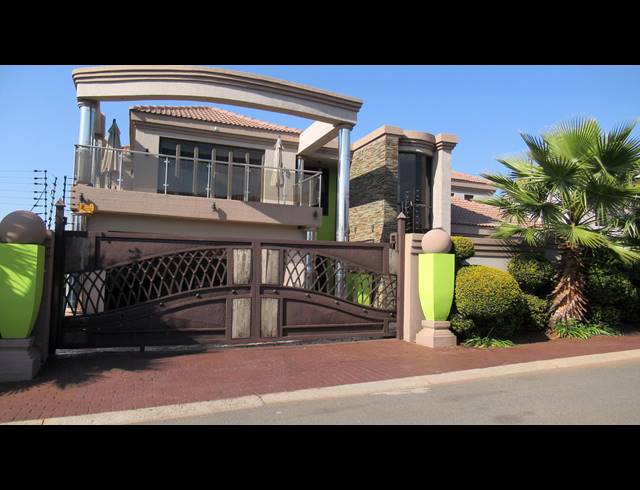 5 BEDROOM TOWNHOUSE FOR SALE IN BOSCHDAL